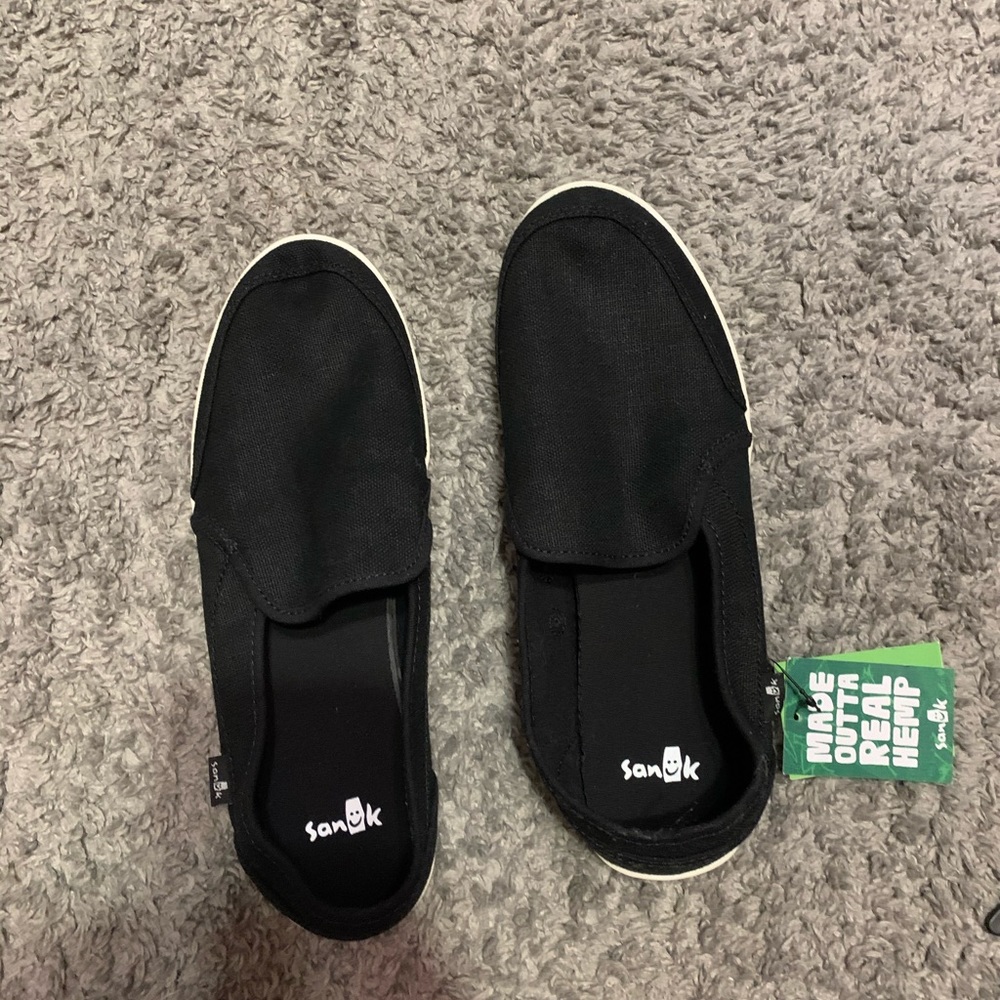 black sanuks